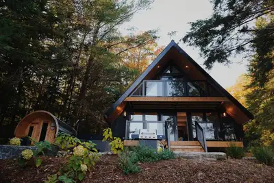 Image de A-Frame retreat with hot tub, sauna