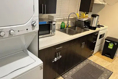 Image de Fully, self contained unit, private entrance, all amenities, full kitchen,