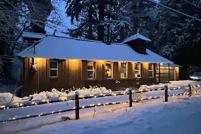 Image de Ski Cabin w/ Hot Tub, Fireplaces – 5 Mins to Slopes, Pet-Friendly, Sleeps 12