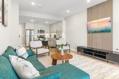 Image de Prime N. Liberties, by Fishtown, Sleeps 4, Wifi, Queen Bed, Rooftop, Smart TVs