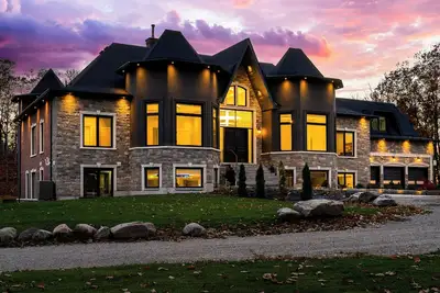 Image de *New* Breathtaking Estate in Tiny | Hot tub | Pool | Sleeps 22+ | Beach Nearby