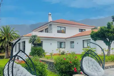 Image de Villa with private 4bed floor level - spa facilities, heated jacuzzi & Bbq area