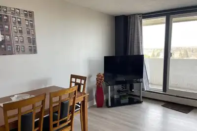 Image de Cozy 2-bedroom condo in Red Deer with WiFi - Swimming Pool/Fitness Room/Elevator