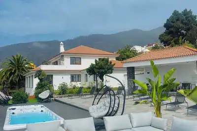 Villa with private 2bed floor level - spa facilities, heated jacuzzi & Bbq area