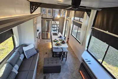 Image de Cozy lodge sleeps 9, every room has The View! \nConvenience, serenity, adventure