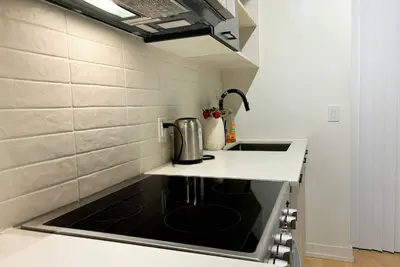 Image de Chic & Modern Condo in Midtown Toronto | Prime Location