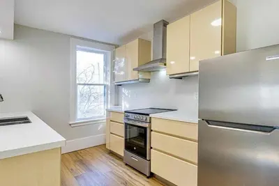 Image de Chic & Convenient Urban Retreat: Your Perfect Getaway Awaits!