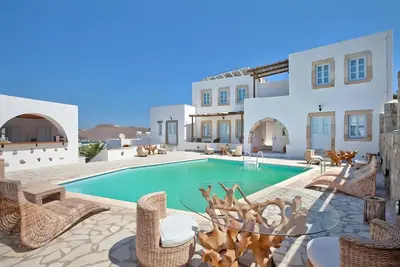 Chambre 'Triple Pool View No 1' avec piscine partagée, Wi-Fi et climatisation