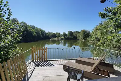 Image de Tiny Home 'Bord De L'étang - Iri' avec vue sur lac, piscine partagée et terrasse privée