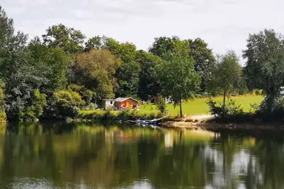 Image de Tiny Home 'À L'étang' avec vue sur le lac, piscine partagée et terrasse privée