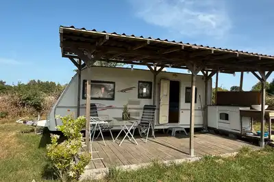 Image de Caravane 'Vue Sur L'étang' avec vue sur le lac, piscine partagée et terrasse privée