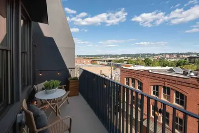 Image de Historic Morris Ave- Private Balcony & City Views!