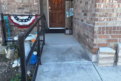 Image de Charming B&B with WiFi and flower garden at entrance view in Enchanting Converse