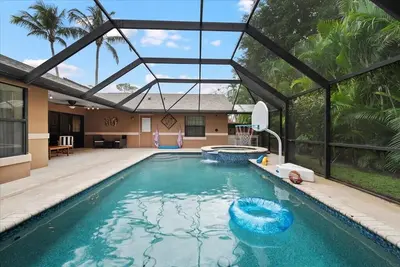 Image de Charming, updated and relaxing 4-bedroom house with a pool in lovely Wellington