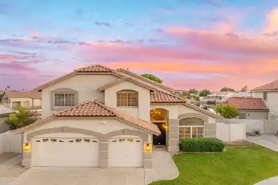 Image de Lakefront 4-bedroom home on Lake w/ Boat, Fishing, Mountain Views & Heated Pool!