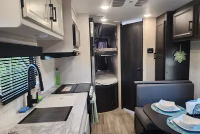 Image de Cozy 1 bedroom and 2 full size bunk beds Rv with WiFi, Ac in fantastic Tucson.