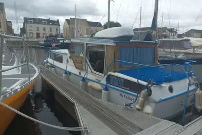 Image de Vedette hollandaise 9m a quai a l'entrée de Redon