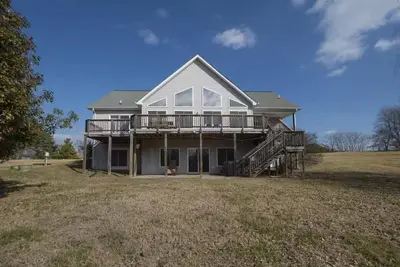 Image de Wonderful 4 bedroom waterfront home w/ boathouse, hot tub, ping pong, & more!