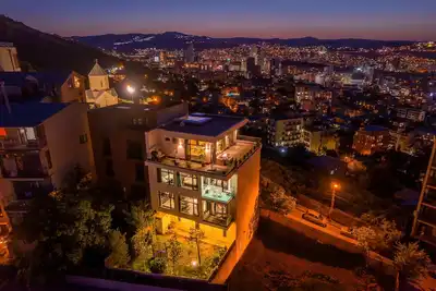 Image de Cityscape Retreat: The View