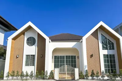 Image de Scandinavian Minimal Home w/ Garden. Outside Dining and Chickens