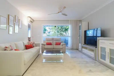 Image de Townhouse in Urbanization Lunamar Playa, Marbella