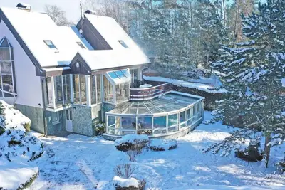 Image de Maison de vacances Wellness Branzez avec piscine intérieure, sauna. . .