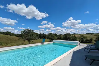 Image de Maison spacieuse avec piscine privée, climatisation, Wi-Fi, animaux acceptés et parking