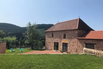 Maison à la campagne face aux collines