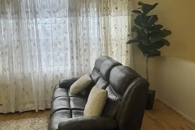 Image de Spacious 3-bedroom apartment 5 minutes walk to Air train to Jfk airport