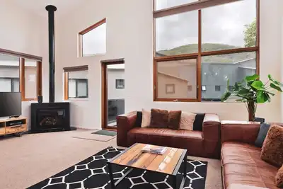 Image de Large Chalet style apartment  3 minutes walk from Friday Flat.