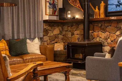 Image de A stand alone 2 bedroom chalet with a large veranda to take in the mountain views