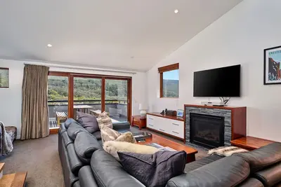 Image de Spacious luxury in the village, gas fire, spa bath, Foxtel, expresso machine, Bbq & private Balcony