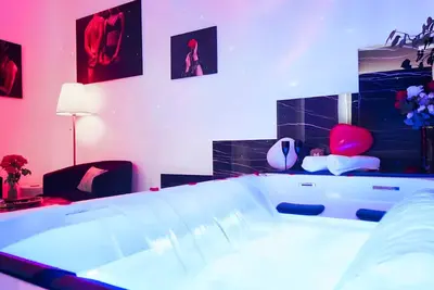 Image de Dream Room | Jacuzzi, Sauna, Lit à eau