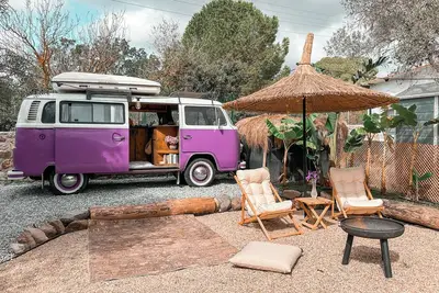 Image de VosVos : İkonik Bir Kaçış, Doğanın Kucağında Bir Karavan