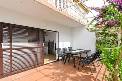 Image de Comfortable 2-Bedroom Family Apartment in the small, quiet street.