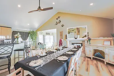 Image de Julia's Nest ~ 3 mi to Historic Olde' Town Arvada. Spacious home office!