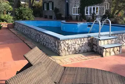Image de Villa La Galetta, terrace avec piscine pieds dans l'eau sur la baie de Naples.