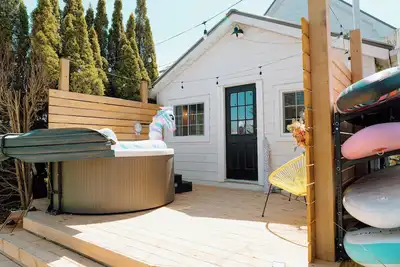 Image de Stunning Lake views/hot tub/fireplace/3 queen beds 1 double/foosball/firepit