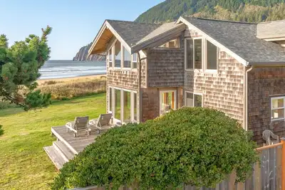 Image de Neah-kah-nie Treasure-Gorgeous ocean front home. Perfect couples retreat