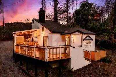 Image de Romantic Couple's Cottage, Walk to downtown Gatlinburg, Hot Tub, Fire Pit, Dogs