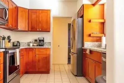 Image de Pool House in Exclusive Sam Hughes Neighborhood