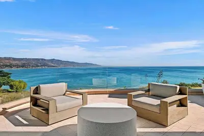 Image de Spacious 6-bedroom villa in charming Malibu with 250 People Event Space.