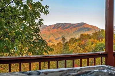 Image de Sleeps 19*Stunning Views*2 Hot Tubs*Cabin + Studio