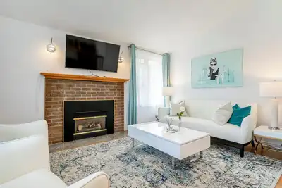 Image de Cozy riverside home with swimming pool, 25 minutes to Montreal Dt