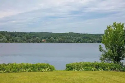 Image de Magnificient cottage with Spa, kayaks and pedal boat for rent right on the water