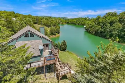 Image de Spacious Lakefront 4-bedroom house in Sevierville with private boat dock!