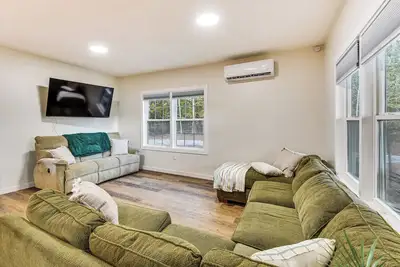 Image de Lake-View Home in Statham w/ On-Site Fishing