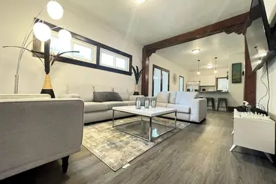 Image de Cozy and Modern 4 bedroom 1 Bathroom McKinley Home\n\n