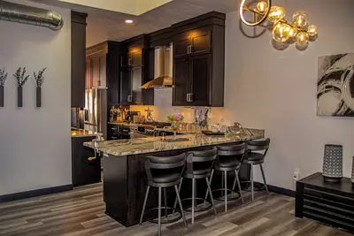 Image de Luxury Meets Historic @ The Luxe Loft - Amazing Location!