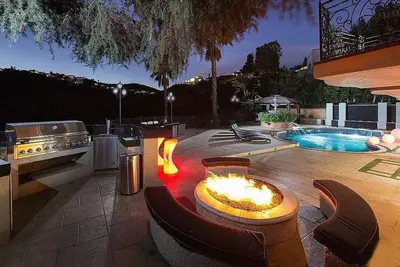 Image de Charming 3-bedroom Mansion with 50 People Event Space.